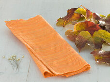 Table runner with wild vine autumn leaves (1/3)