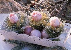Rosa (Rosen), umwickelt mit Pinus (Kiefer), Engelshaar auf Tablett