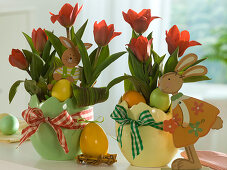 Tulipa 'Showwinner' (Tulpen) mit Holzhasen und Ostereiern in Osterübertöpfen