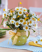 Strauß aus Leucanthemum (Margeriten), Ranunculus (Hahnenfuss), Silene