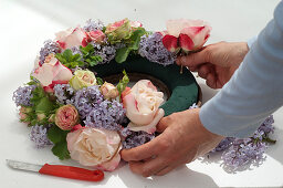 Wreath with roses and lilac:3/4