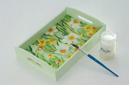 Napkin technique daffodil tray: 4/5