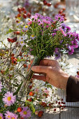 Tischdeko mit Astern und Rosen