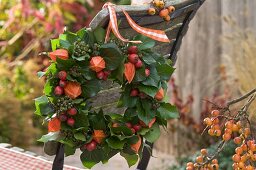 Wreath of lanterns, rose hips and ivy (3/3)