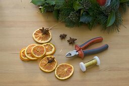 Advent wreath with cinnamon sticks and orange slices (4/5)