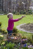 Kind hat Stoff-Osterhasen im Osternest gefunden