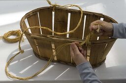 Wooden basket as a hanging basket (2/3)