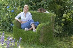 Grass sofa made of steel mats and chicken wire