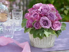 Biedermeier-Strauß aus violetten, duftenden Rosen