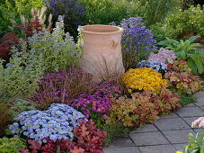 Buntes Herbstbeet mit Amphore und Astern