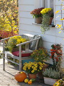 Herbstliches Arrangement an der Hauswand