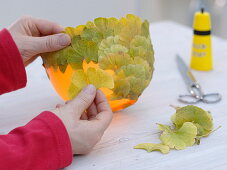 Schale beklebt mit Ginkgo-Blättern (1/2)