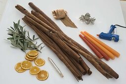 Unusual Advent arrangement made of cinnamon sticks (1/5)