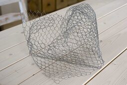 Birdseed heart made of hare wire (3/5)
