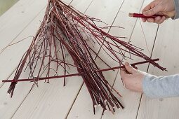 Stilisierter Tannenbaum aus Zweigen als Adventskalender (3/6) (3/4)