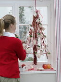 Stilisierter Tannenbaum aus Zweigen als Adventskalender 4/4