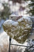 Winter moss heart with chicken wire (5/5)