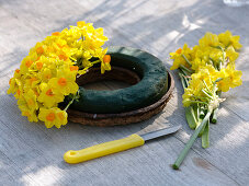 Wreath of daffodils as Easter nest (1/2)