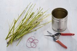 Covering a tin with dogwood branches (1/3)