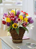 Tying a colourful bouquet of tulips (2/2)