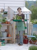 Selbstgebautes kleines Folien-Gewächshaus zur Anzucht auf dem Balkon