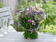 Grass-covered glass as vase 3/3