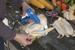 Erntedank-Gesteck in Joghurt-Eimer mit Maisblättern beklebt (2/3)