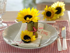 Tischdeko mit Sonnenblumen und Riesenknöterich