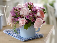 Rosa 'New Dawn' (Rose), Anthirrhinum (Löwenmäulchen), Malva (Malven)