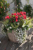 Planter with integrated parasol holder: 2/2