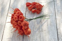 Lampion bouquet in a wreath of ivy, clematis and rose hips (3/4)