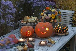 Herbstliches Arrangement mit Kürbissen auf Holztisch