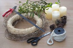 Advent wreath with wool and mistletoe (1/6)