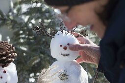Mini snowmen with nature decorations 5/6