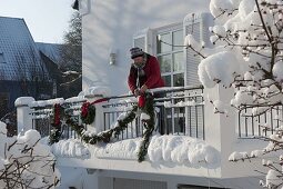 Balkon mit Girlande weihnachtlich schmücken (2/3)