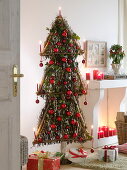 Stilisierter Weihnachtsbaum aus Betula (Birken-Reisig)