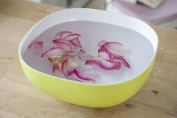 Homemade ice lanterns with rose petals (3/7)