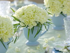 weiße Frühlings-Tischdeko mit Blütenzweigen