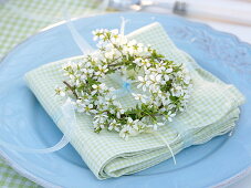 Weiße Frühlings-Tischdeko mit Blütenzweigen