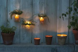 Terrassenbeleuchtung: Gläser mit Gras-Kränzchen als Windlichter