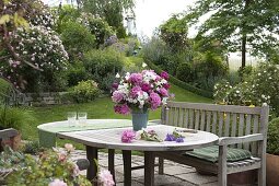 Blick von der Terrasse in Garten mit Rosa (Rosen)