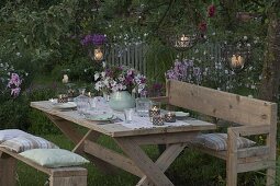 Rustikale Sitzgruppe im abendlichen Garten