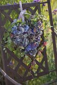 Gestecktes Herz aus Hydrangea (Hortensien-Blüten), mit Ranken von Hedera
