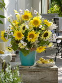 White-yellow Helianthus 'Garden Statement' and 'Uniflorus' bouquet