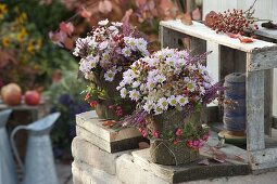 Vasen mit Rindenstücken verkleidet: Chrysanthemum (Herbstchrysanthemen)