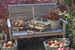 Erntedank-Terrasse mit gefüllten Körben