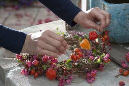 Chrysanthemenstrauß im Herbstkranz (3/8)