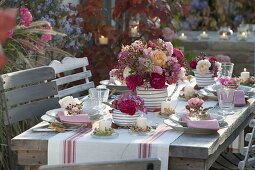 Herbstliche Rosen-Tischdeko auf der Terrasse