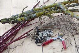 Wreath made of cornus twigs, deadwood and grass (1/5)