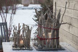 Large glasses covered with driftwood as lanterns (4/4)